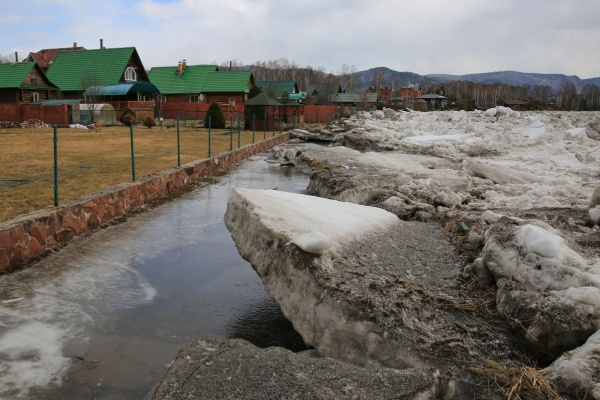 Huge ice chunks on river threaten farmhouses along riverbanks